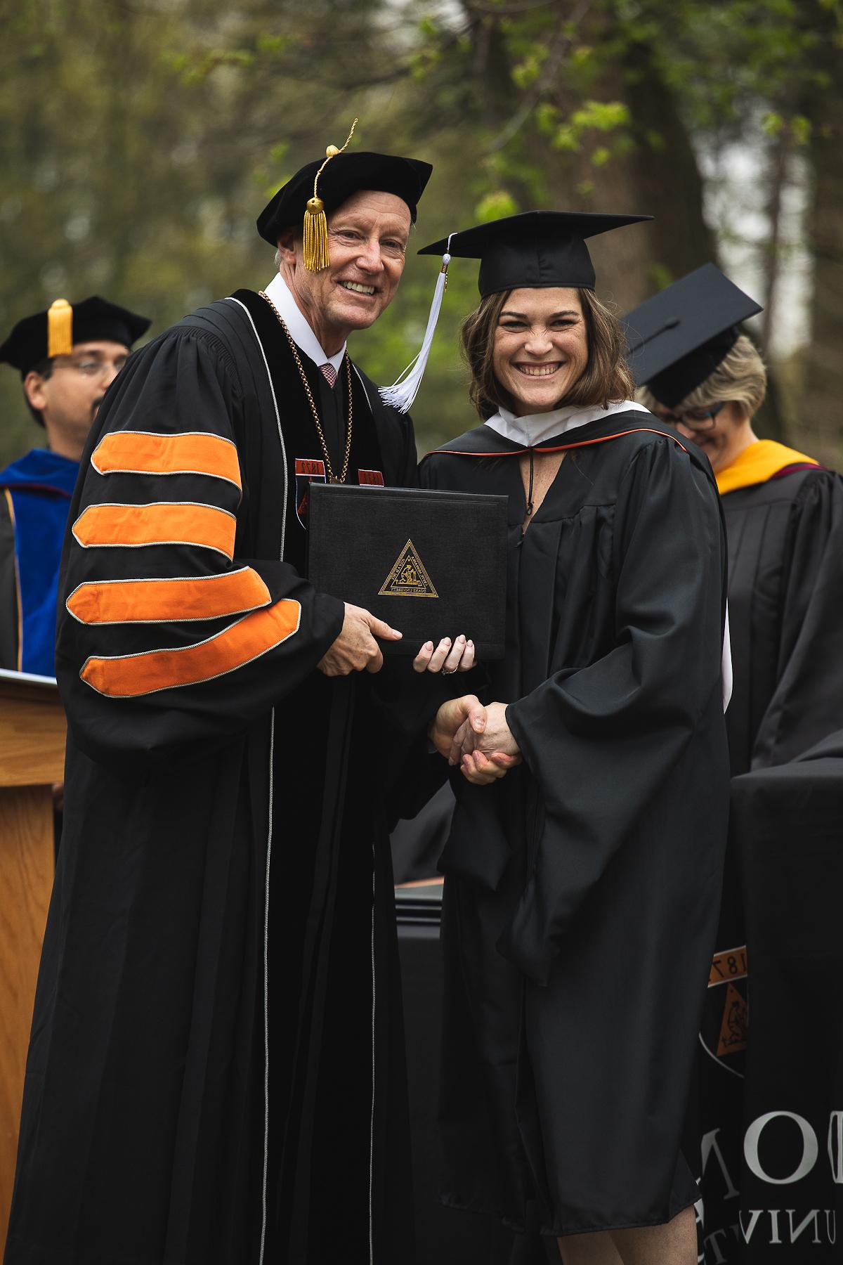 领导艺术硕士 研究生 with Roger Hughes at Graduation